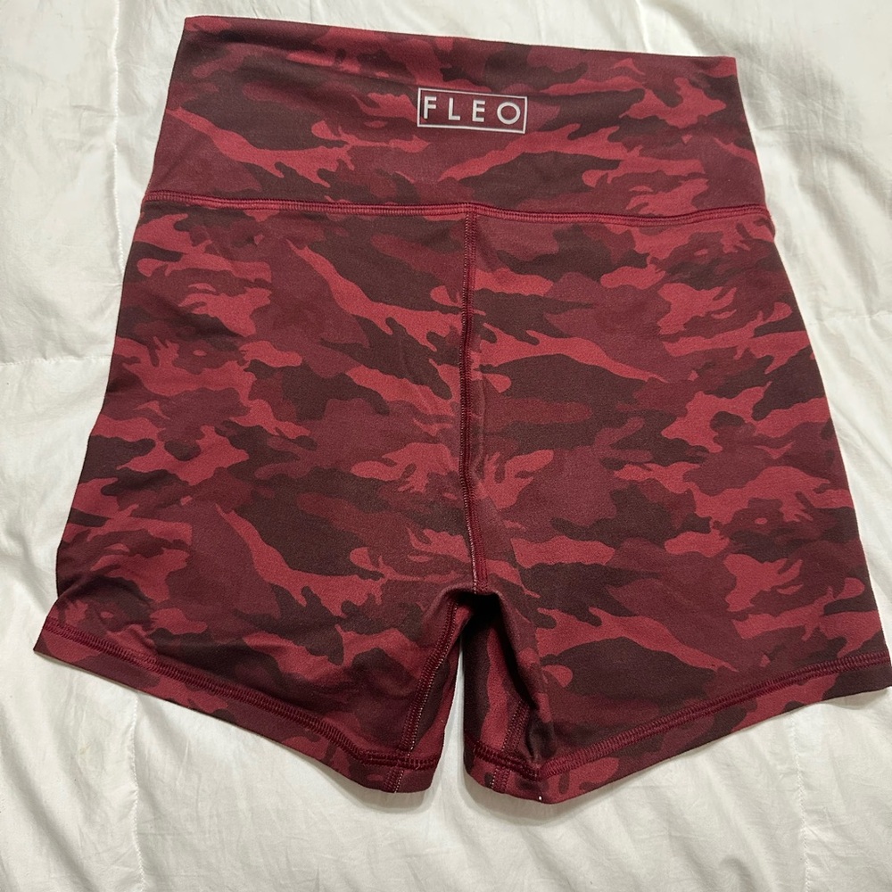Fleo Shorts, 4” mid-high, maroon camo, medium, great condition
